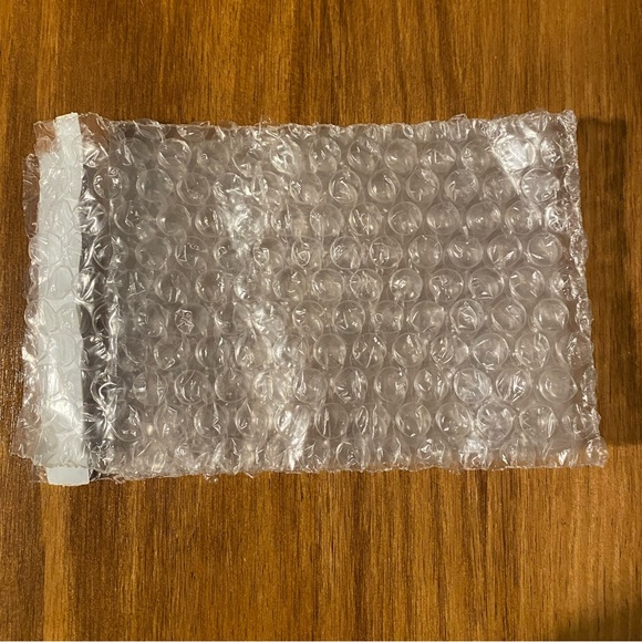 50 bubble wrap bags protective pouches.         Self Sealing. Size 4 X 6 - Picture 2 of 2
